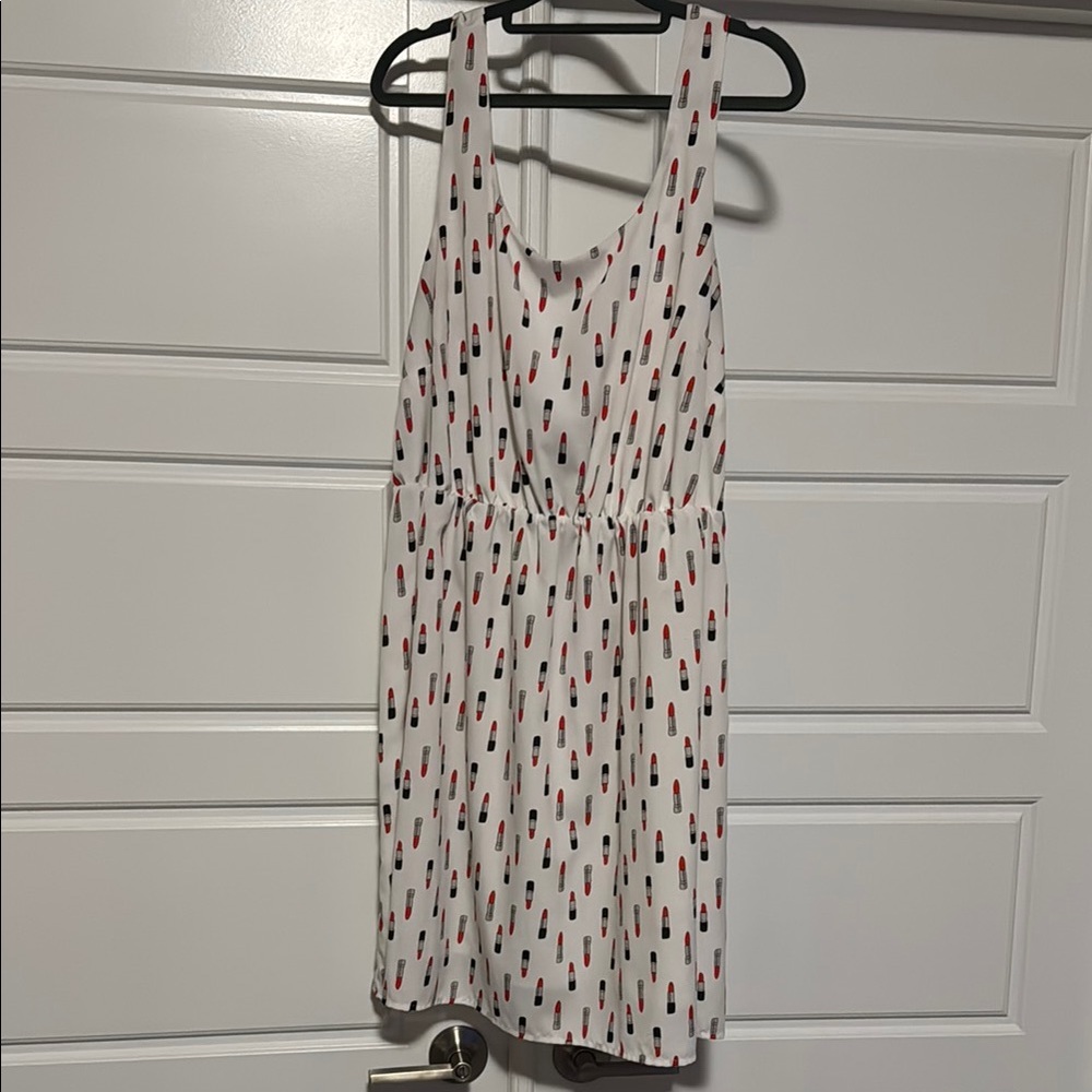 Chic White Dress with Lipstick Print